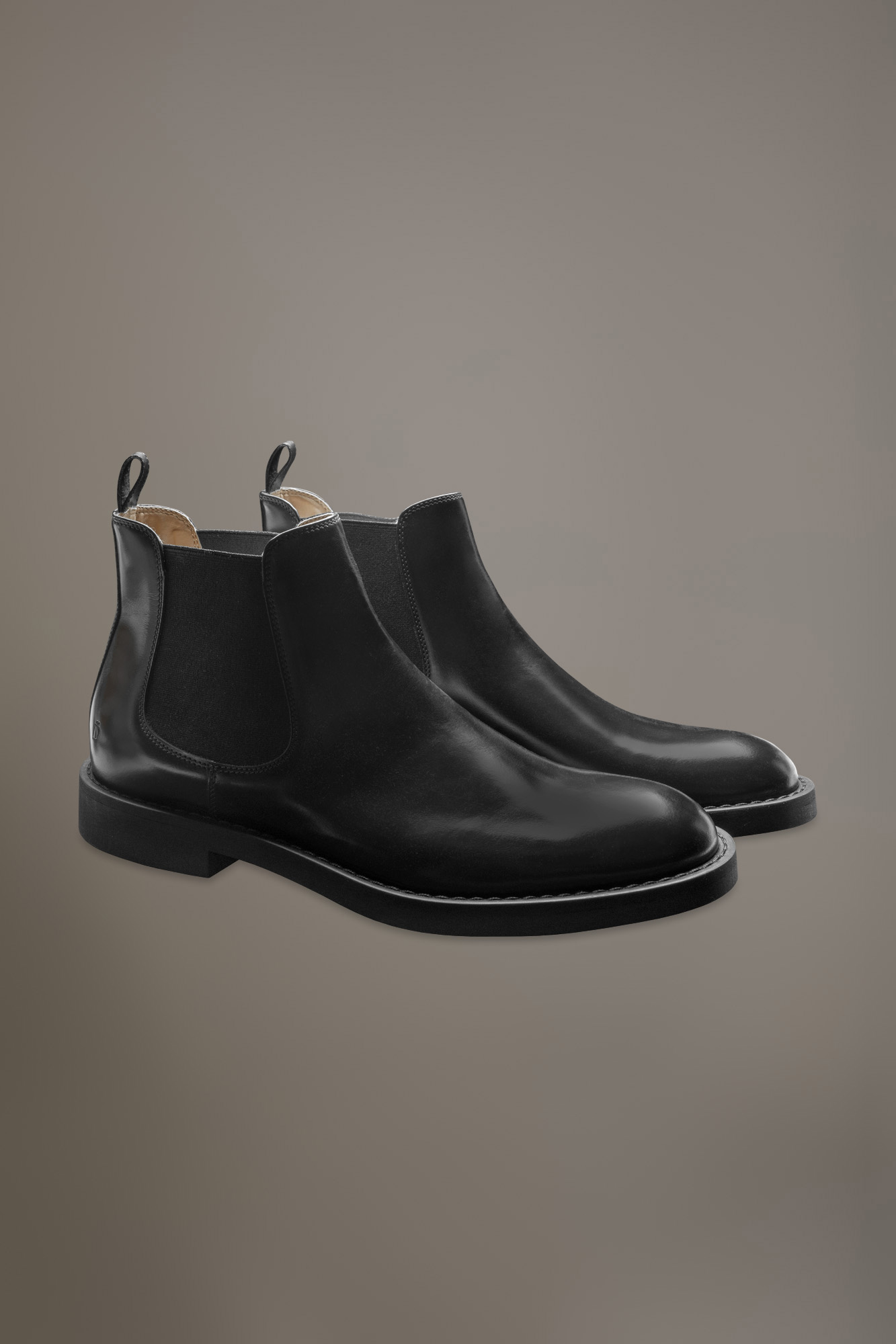 100% brushed leather chelsea boots with rubber sole